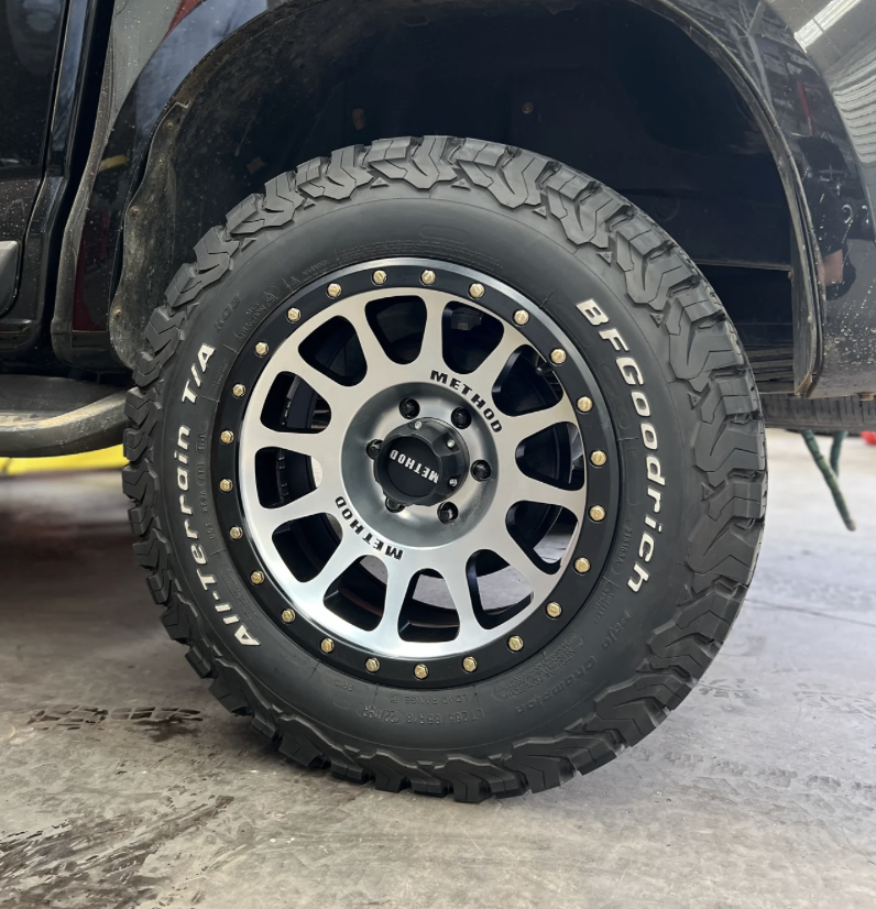 LLANTA Method 305 6x139.7 r18 Machined Black Lip - Imagen 3